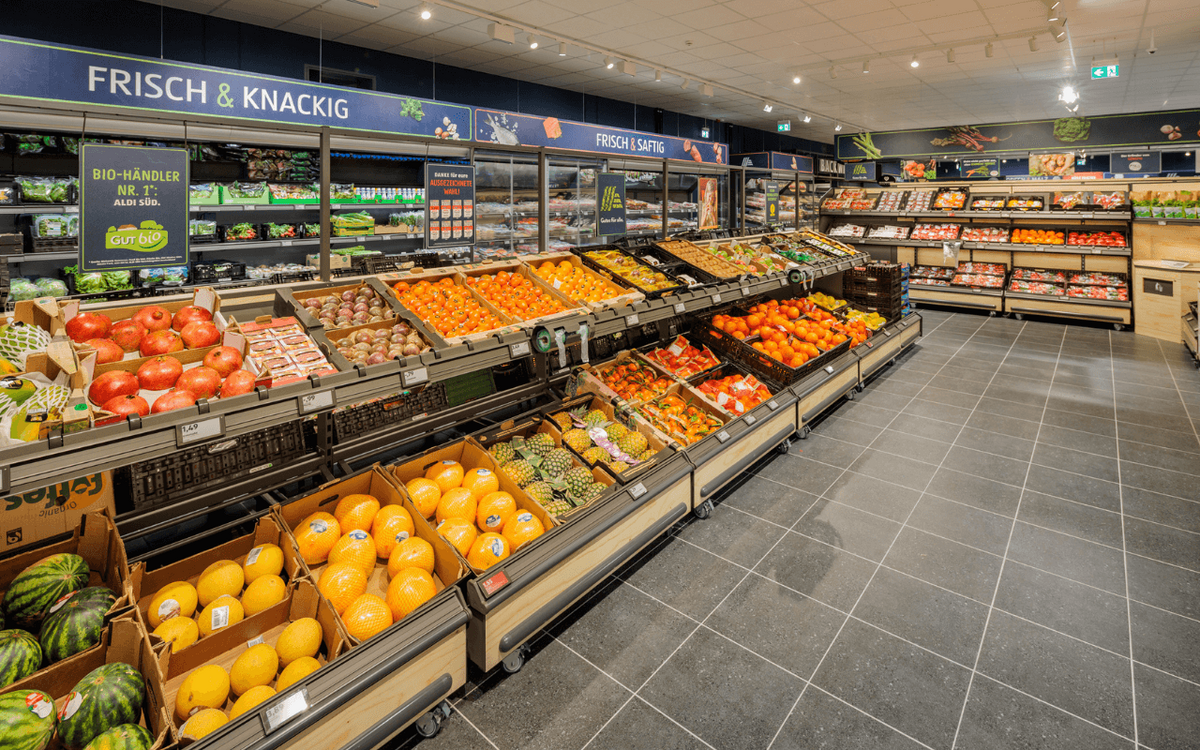 Der Frischebereich von ALDI Süd in Hamminkeln-Mehrhoog zeigt eine Vielfalt an frischem Obst und Gemüse in gut beleuchteten Regalen.