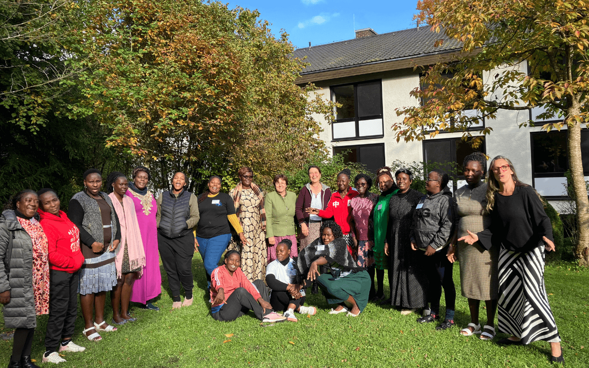 Eine Gruppe von Frauen steht lächelnd im Freien vor einem Gebäude in Herrsching am Ammersee zusammen.