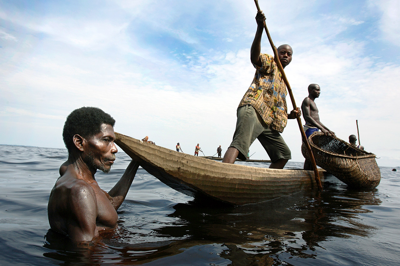 Fishermen from the Congolese jungle village of Ntondo pursue their trade. Photo: Christoph Püschner/Brot für die Welt