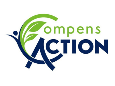 Ein modernes Logo kombiniert grüne und blaue Buchstaben mit einem dynamischen Blattmotiv für CompensACTION.