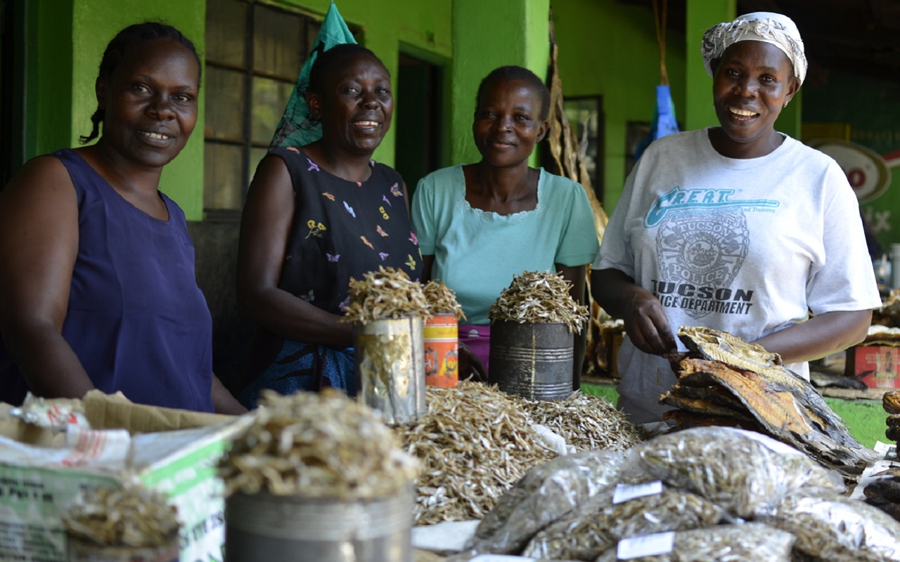 Women's groups in Western Kenya at Lake Victoria receive trainings in financial management, processing and marketing. © Dirk Ostermeier, GIZ