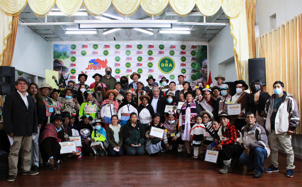 Eine große Gruppe von Menschen in traditioneller Kleidung feiert die Partnerschaft für Kartoffel-Biodiversität.